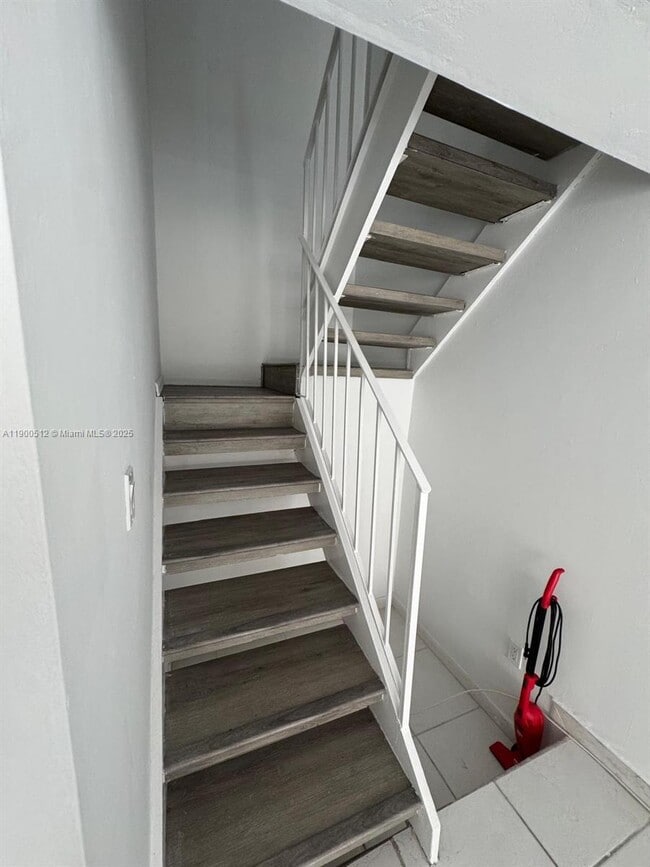 Building Photo - 9155 Fontainebleau Blvd