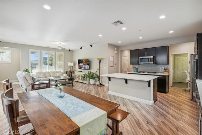 Building Photo - 123 Sparrow