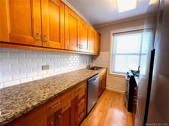 Building Photo - 126 Woodside Green
