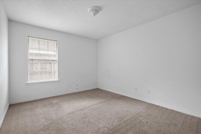 Building Photo - 2659 Rosebud Dr E