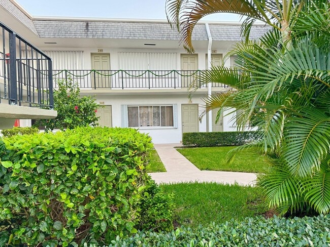 Building Photo - 3040 Lake Osborne Dr