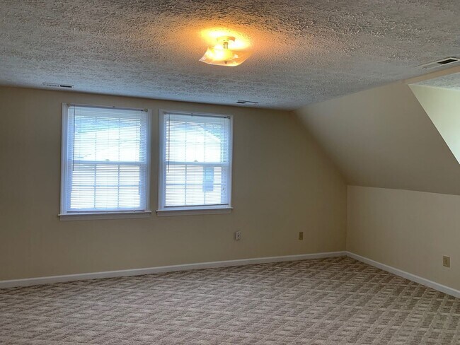 Building Photo - 4 Bedroom 2 Bath House