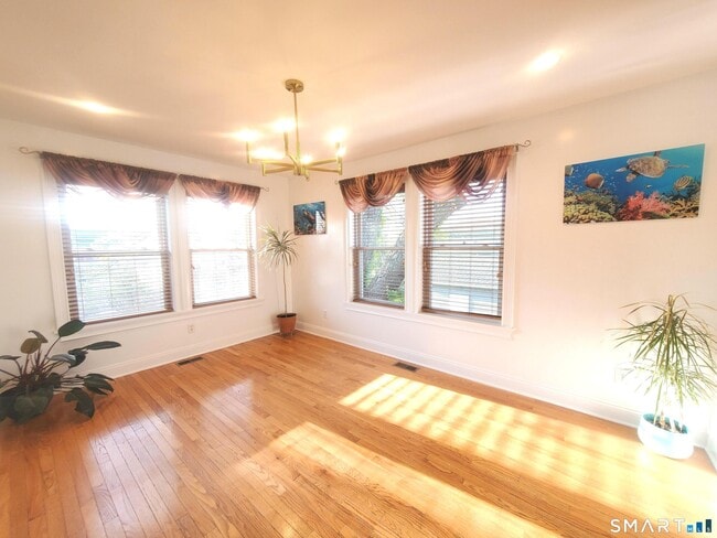 Building Photo - 1093 Shippan Ave