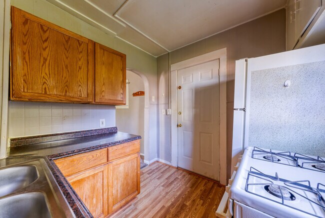 Kitchen - 609 Bluff St