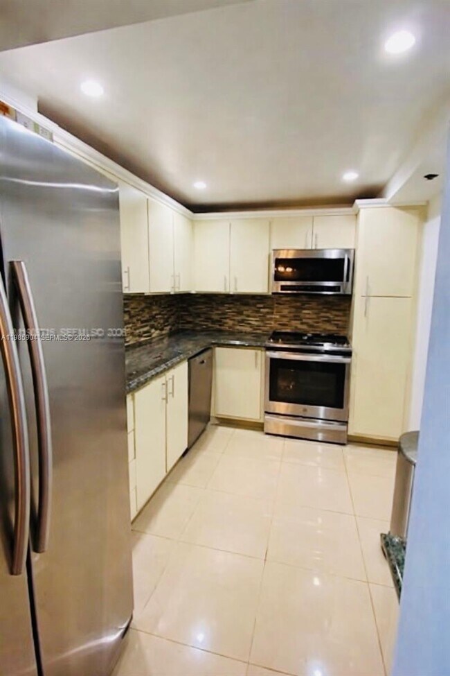 Building Photo - 1100 St Charles Pl