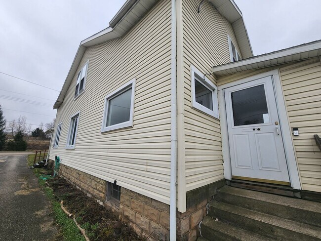 Building Photo - FIVE BEDROOM HOUSE !!. Just a four-minute commute away from PENN STATE BEHREND.