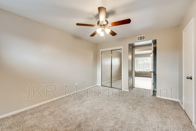 Building Photo - 7102 Glenview Dr