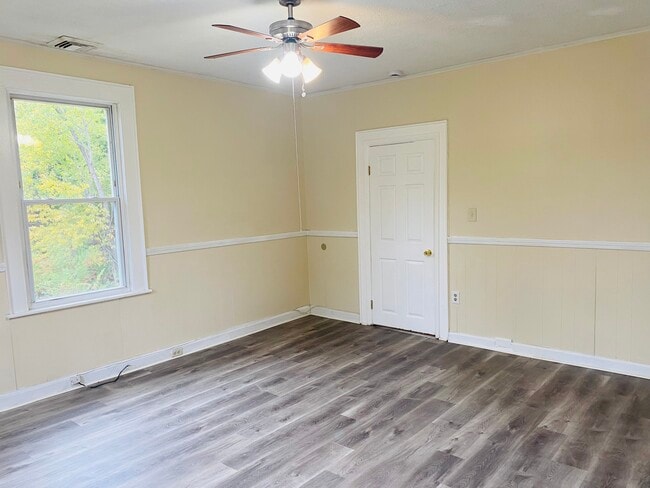 Building Photo - 7 Maple St