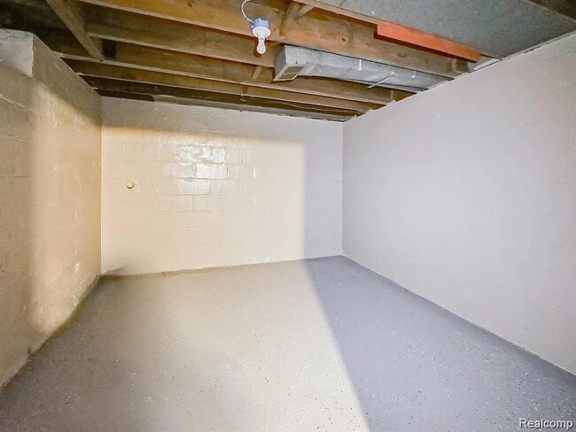 Building Photo - 9744 Lakepointe St