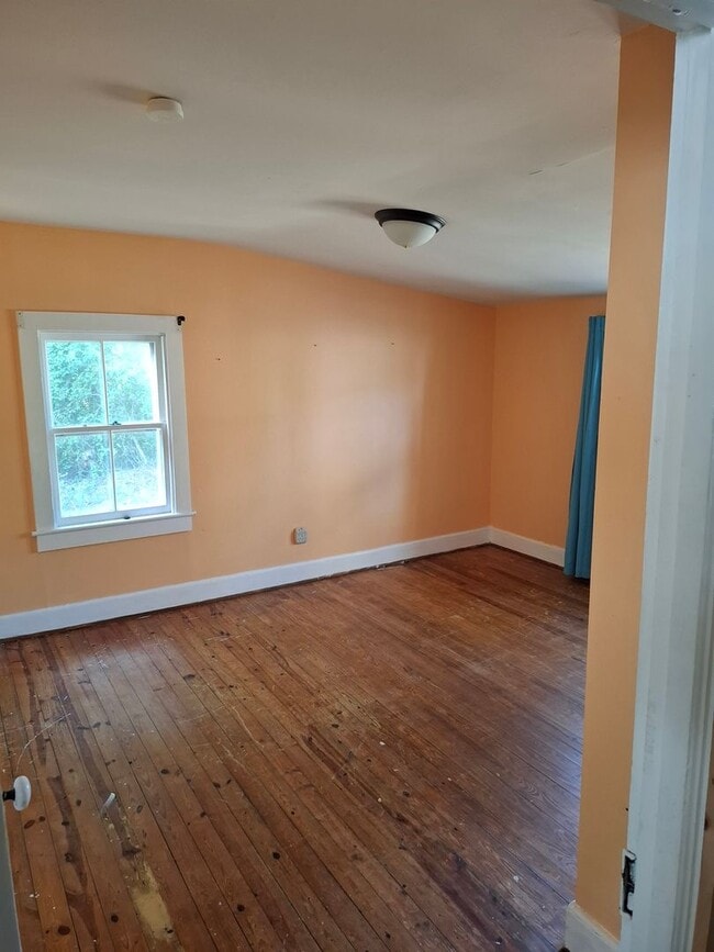 Building Photo - Unbelievable Updated Farmhouse in Lanexa!