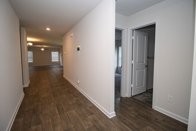 Building Photo - Gorgeous 3 Bedroom, 2 Bath - Available Mid...