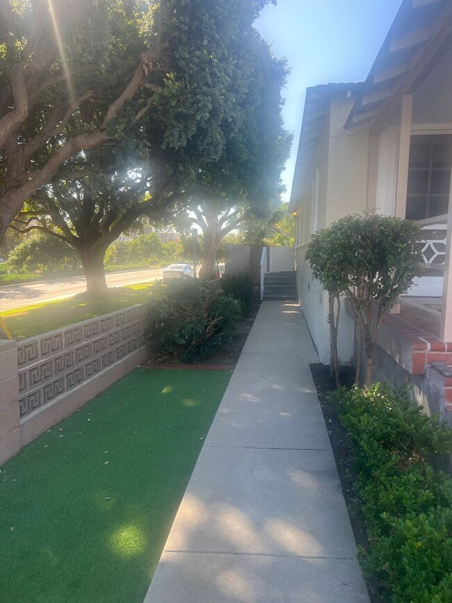 Building Photo - Charming Duplex in Hermosa Beach