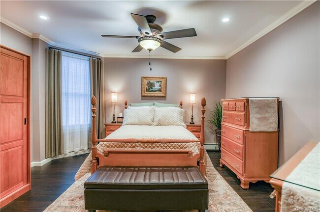 Building Photo - 105 Main St