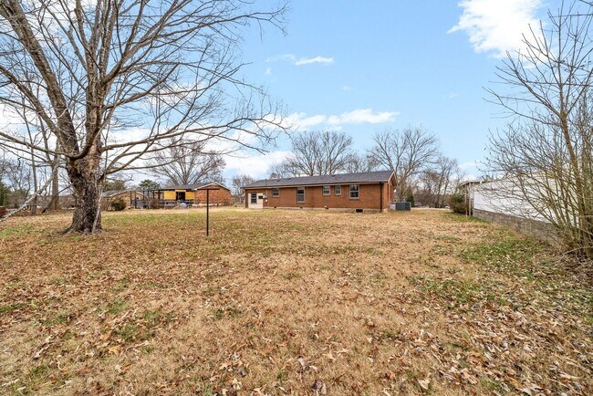 Building Photo - 3 Bedroom 1 1/2 Bath Home For Rent Near Madison Street!