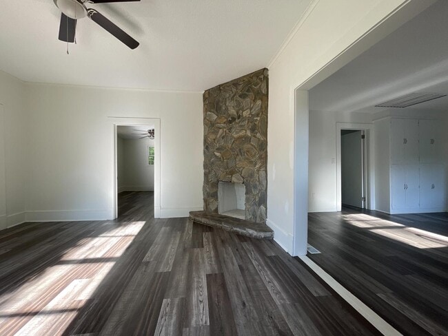 Building Photo - 597 N Forest St