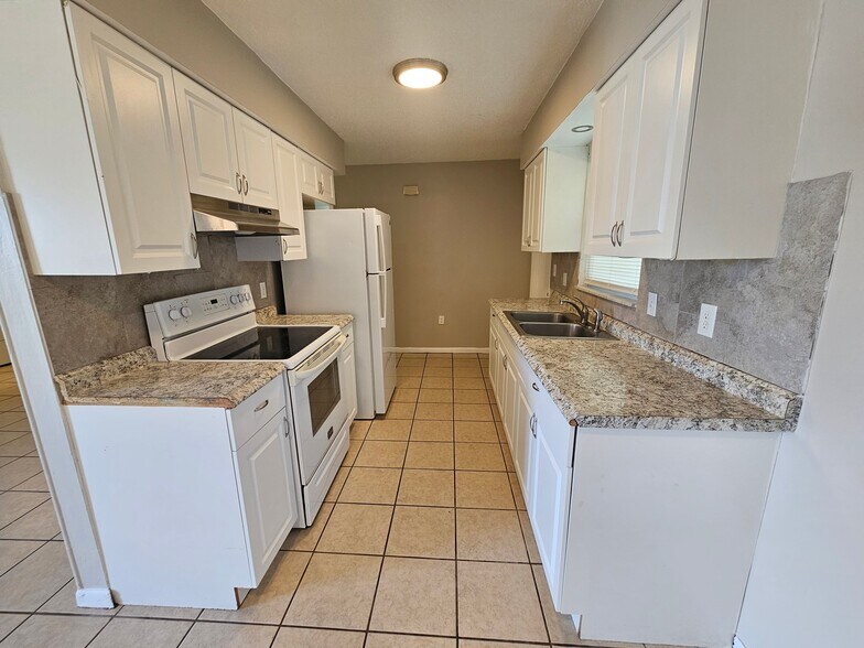 Building Photo - 4719 Manatee Dr