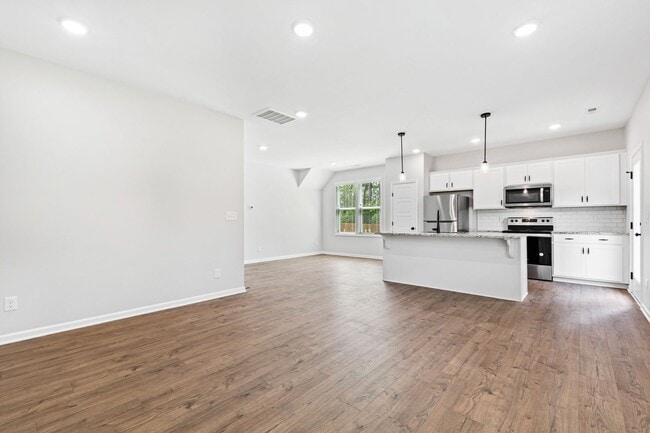 Building Photo - Nearly New 3 Bedroom home minutes to downt...