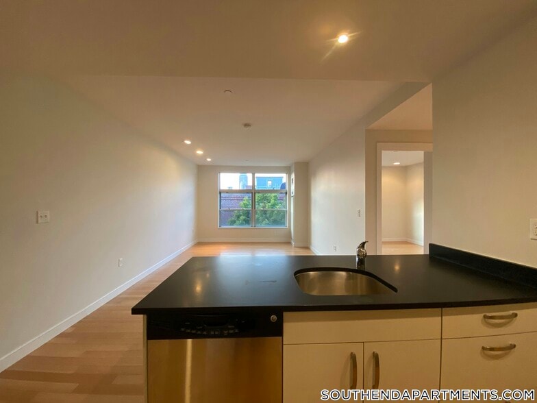 Building Photo - 601 Albany St