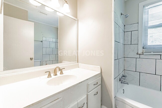 Building Photo - NOW OFFERING FIRST FULL MONTH FREE!