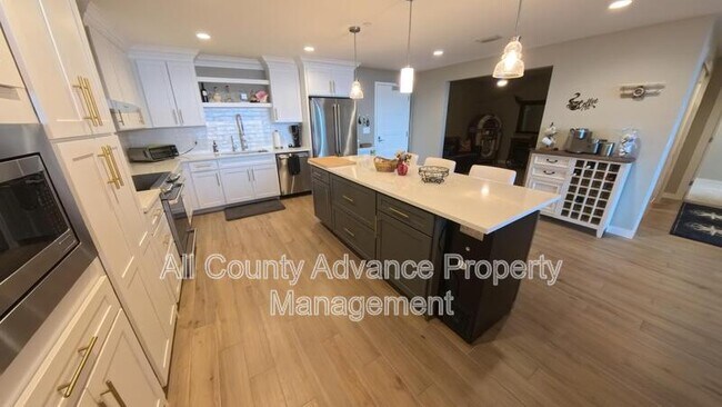 Building Photo - 920 N Osceola Ave