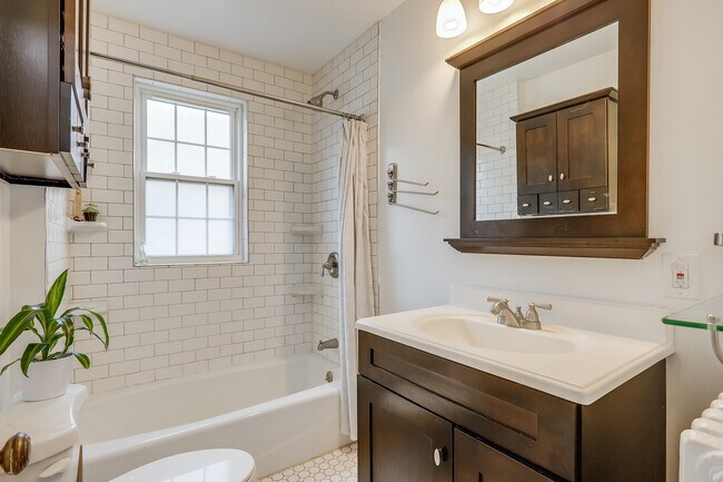 Building Photo - 513 Somerset Pl NW