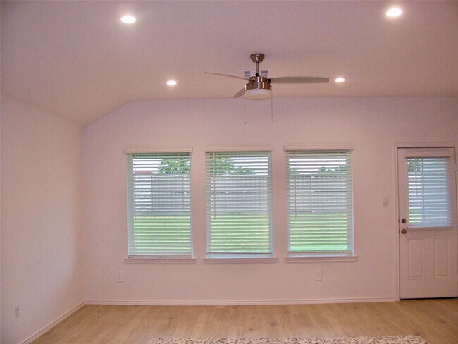 Building Photo - 5015 Balcolm Dr