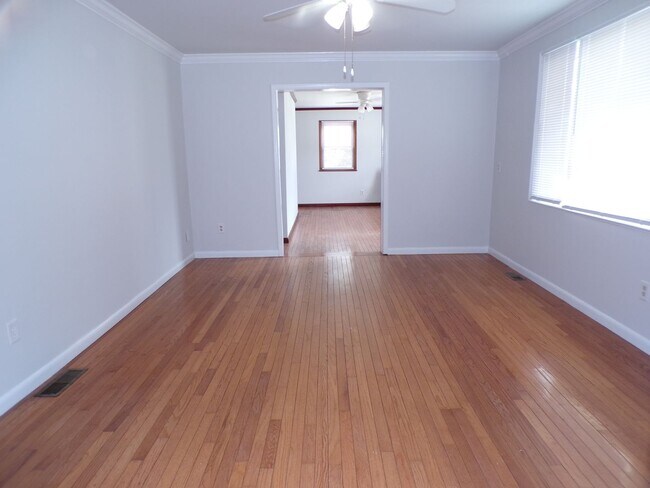 Building Photo - 3 BDRM, 2 BA Rambler w/ Basement - Great l...