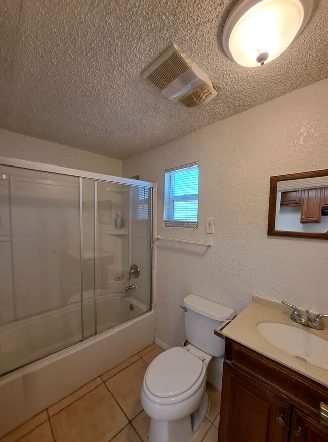 Building Photo - Unique 2 Bedroom 1 Bathroom Home Located I...