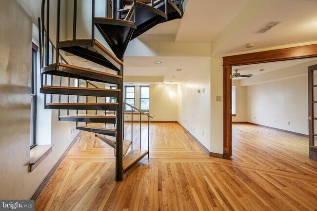 Building Photo - 322 Poplar St