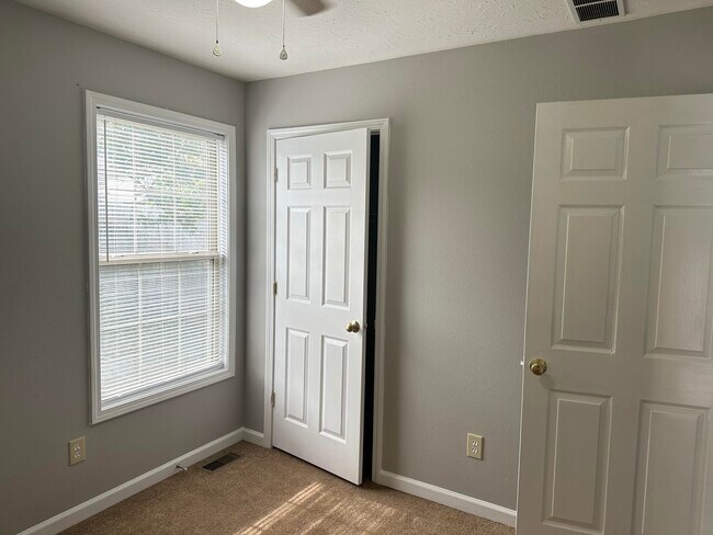 Building Photo - 212 White Oak Trace