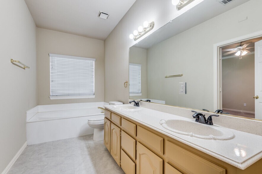 Building Photo - 3147 Waterside Dr