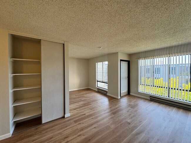 Building Photo - Studio Condo Available at Watergate Complex in Emeryville!