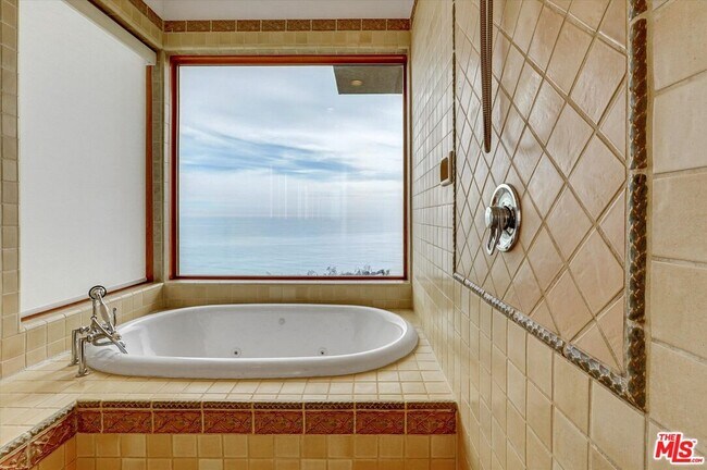 Building Photo - 3916 Rambla Orienta