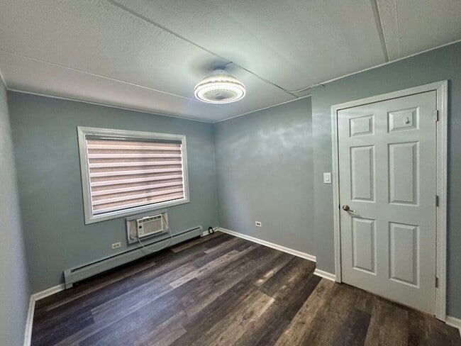 Building Photo - 270 Shorewood Dr