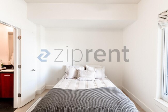 Building Photo - 603 Davis St