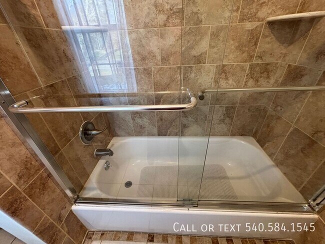 Building Photo - 136 Grimes St