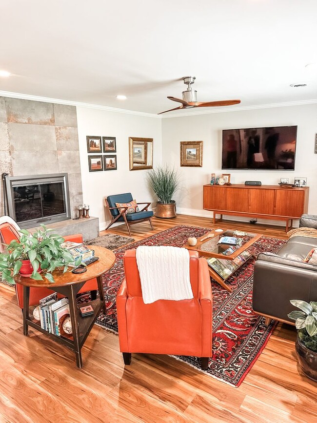 Building Photo - Lovely furnished 3 bedroom 2 bath home in ...