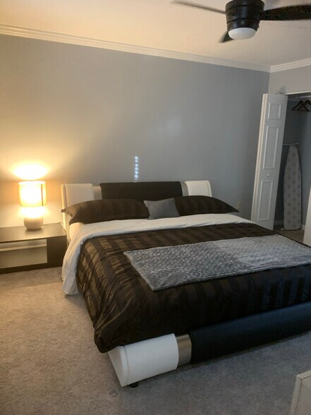 Building Photo - 81-06 Westbourne Pl