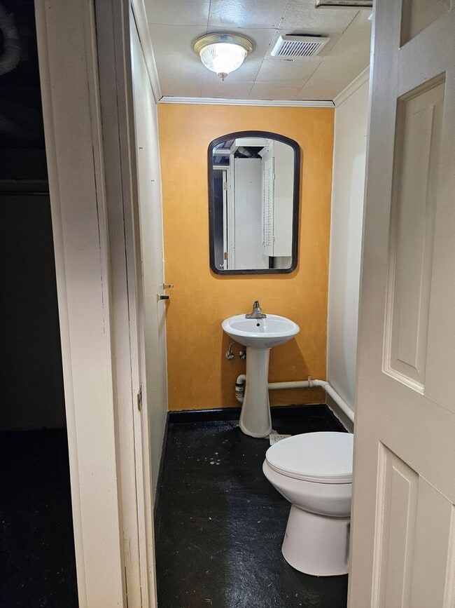 Building Photo - Spacious Bi-level home in New Albany