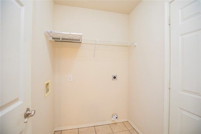 Building Photo - 610 Maplewood Dr