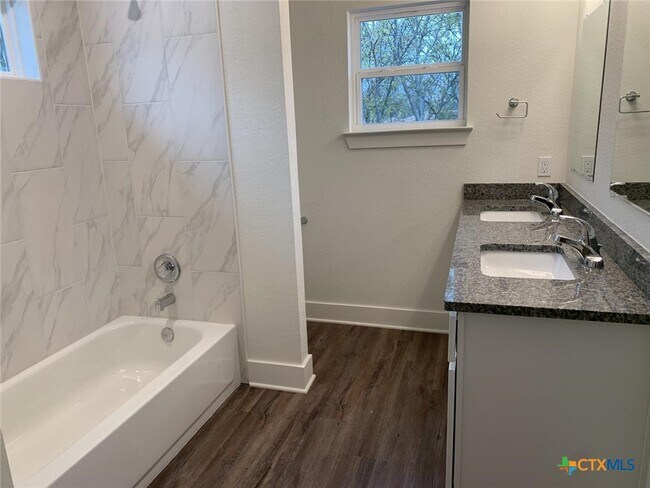 Building Photo - 1862 Royal Loop