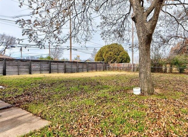 Building Photo - 6000 N Tulsa Ave