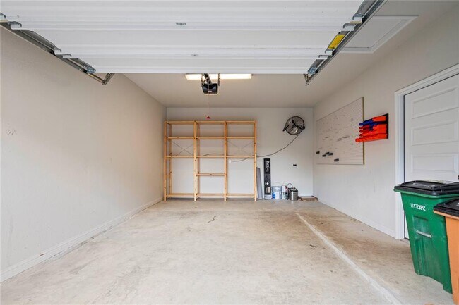 Building Photo - 8011 Orizzonte St