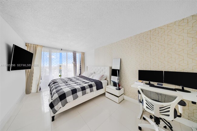 Building Photo - 7601 E Treasure Dr