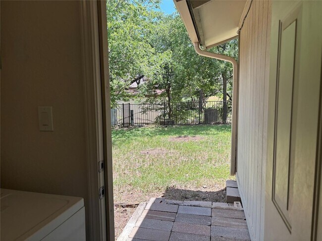 Building Photo - 6605 Danwood Dr