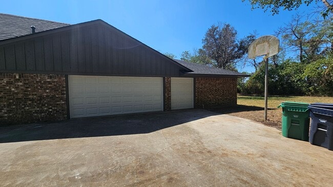 Building Photo - 1700 Kendolph Dr