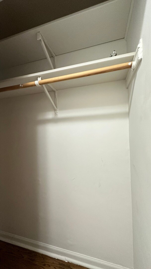 Building Photo - 2409 W Balmoral Ave