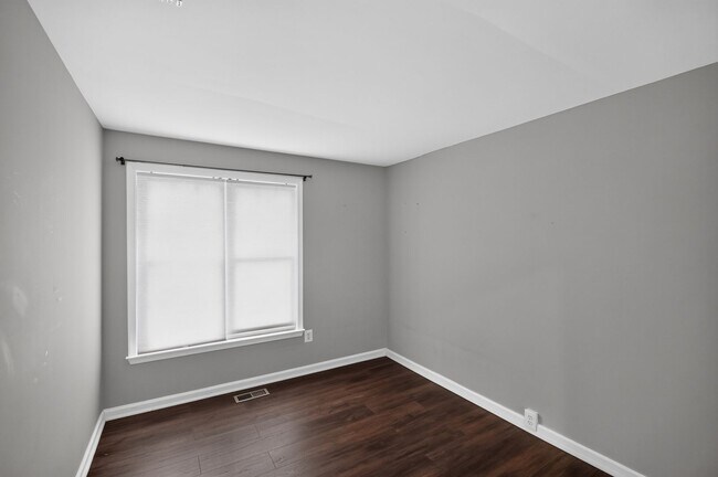 Building Photo - Well maintained, Bright & Spacious 3 BR/3.5 BA Townhome w/ Parking & Private patio - Pets Welcome!