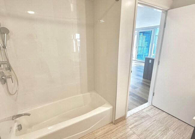 Building Photo - RARELY AVAIL 1 BED/1 BATH/1 PRKG OCEAN VIE...