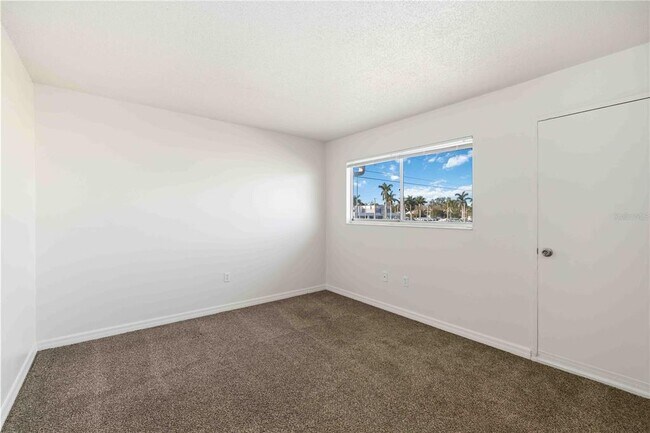 Building Photo - 3569 Bee Ridge Rd